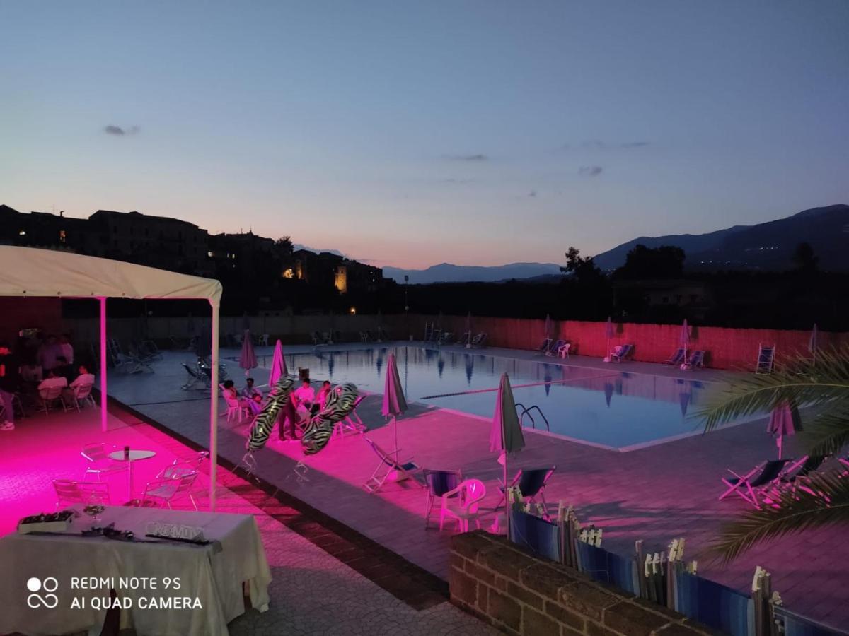 Le Rocce Bed and Breakfast SantʼAgata deʼ Goti Exteriör bild